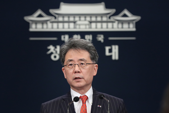 Kim Hyun-chong, South Korea’s deputy national security adviser, announces restrictions on solid-fuel rockets had been lifted by the United States at the Blue House on Tuesday. [YONHAP]