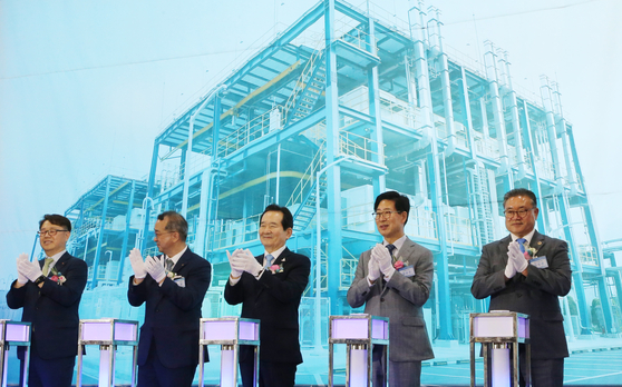 Prime Minister Chung Sye-kyun, center, and Hanwha Energy CEO Jung In-sub, center left, attend the opening ceremony of the world's first byproduct hydrogen fuel cell power plant in Seosan, South Chungcheong on Tuesday. [NEWS1]