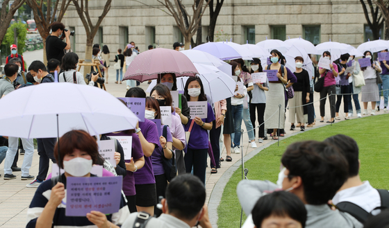 Members of a civic group urging the Seoul Metropolitan Government to respect human rights and gender equality march toward the National Human Rights Commission of Korea in Jung District, central Seoul, Tuesday, as they ask the human rights watchdog to dig into sexual harassment allegations facing the late Seoul Mayor Park Won-soon. [YONHAP]