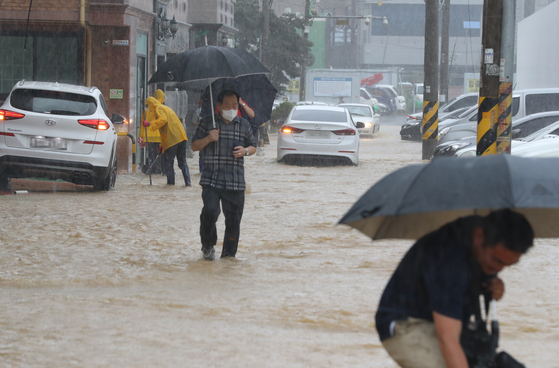 A residential area in Gwangju is flooded on Wednesday amid heavy rain in the city and surrounding areas. [YONHAP]