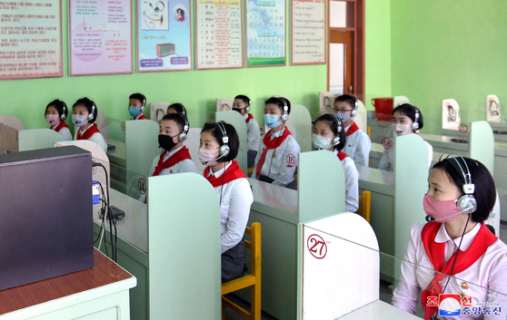 North Korean middle school students in Pyongyang attend classes while wearing face masks, according to a state media photograph from last month. [YONHAP]