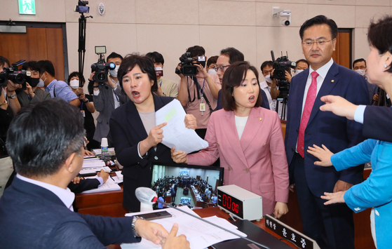 United Future Party lawmakers complain to Chairman Yun Ho-jung of the Legislation and Judiciary Committee about his attempt to hold a vote on controversial tenant protection bills without deliberation. [YONHAP] 