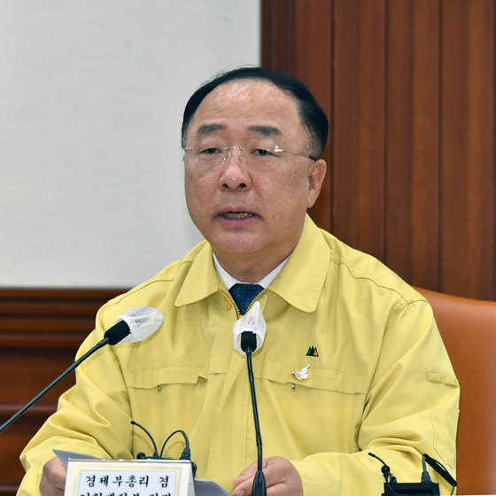 Finance Minister Hong Nam-ki announces the government measures on corporate venture capital during a government economic emergency meeting held in Seoul on Thursday. [YONHAP]