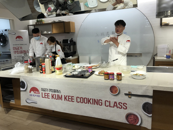 Chef Lu Chinglai demonstrates how to cook with sauces made by Lee Kum Kee Wednesday. [LEE SUN-MIN]