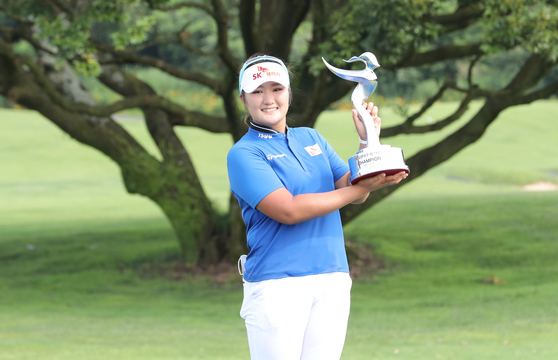 Ryu Hae-ran poses for a photo with the trophy after successfully defending her title at the Jeju Samdasoo Masters at Saint Four Country Club in Jeju on Sunday. [YONHAP]