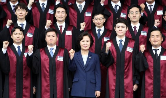 Justice Minister Choo Mi-ae, center, poses for a group photo with newly appointed prosecutors at the commencement ceremony in the central government complex in Gwacheon, Gyeonggi, on Monday. [YONHAP]