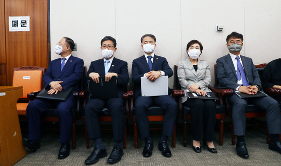 Four cabinet members wait for the Legislation and Judiciary Committee of the National Assembly to open its session on Monday. From left: Finance Minister Hong Nam-ki; Culture Minister Park Yang-woo; Health Minister Park Neung-hoo; and Land Minister Kim Hyun-mee. [YONHAP]