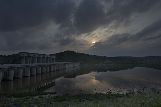 A South Korean dam on the Imjin River, just south of North Korea's Hwanggang Dam, from which the regime released water this week without notifying the South. This photograph was taken in 2016, when the North made a similar move after heavy rains that year. [YONHAP]