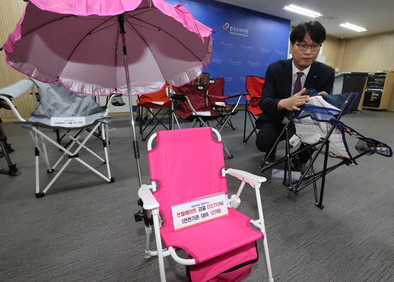 Shin Guk-bum, senior manager at the consumer safety bureau of the Korea Consumer Agency (KCA), presents on Tuesday the results of an investigation into the safety labels of 29 camping chairs in Songpa, southern Seoul. [YONHAP]