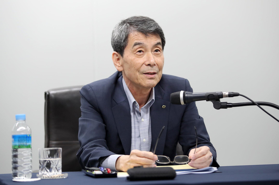 Korea Development Bank Chairman Lee Dong-gull at an online press event held on Monday, where he said that if the Asiana Airlines deal collapses, it would be HDC’s fault. [YONHAP]