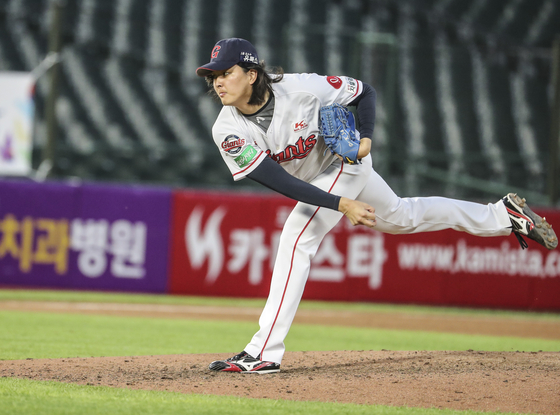 Kim Won-jung of the Lotte Giants throws a pitch during a game against the SK Wyverns at Sajik Baseball Stadium in Busan on July 5. [YONHAP] 