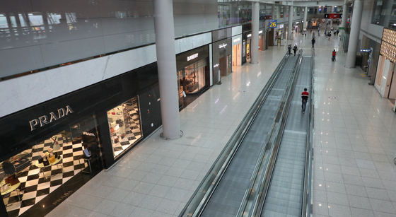 The duty-free section of Incheon International Airport is empty as people avoid international trips. According to the tourism ministry, the cancellation rate for trips abroad was 72 percent as of June, with 3 trillion won ($2.53 billion) of business lost. [YONHAP] 