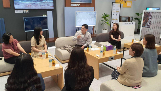 Samsung Electronics Vice Chairman Lee Jae-yong visits the firm's Suwon campus in Gyeonggi on Thursday to meet with working mothers and discuss the challenges that threaten their work-life balance. During the meeting, Lee pledged to fix outdated conventions that may add to the difficulties for the employees amid the coronavirus pandemic. [YONHAP]