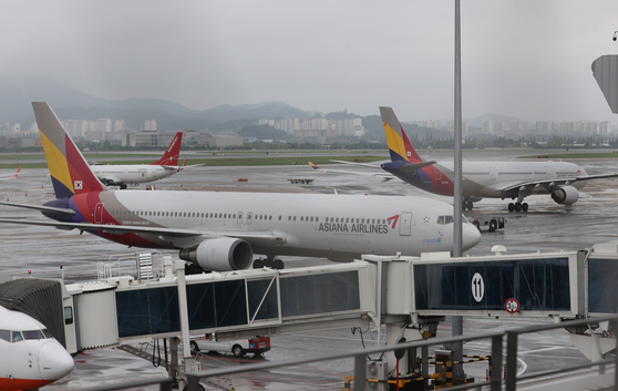 Asiana Airline at Gimpo International Airport on Aug. 2. [YONHAP]