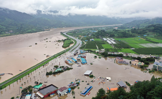 A village in Hadong County, South Gyeongsang, inundated on Saturday. [YONHAP]
