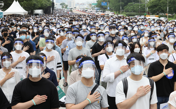 Thousands of trainee doctors on Friday hold a one-day strike to protest the government's medical workforce reform plan in Yeouido, western Seoul, on Friday. The Korean Intern Resident Association (KIRA), a group of interns and resident doctors, held the 24-hour walkout in opposition to the government's plan to raise admission quotas at medical schools. Around 70 percent of the group's 16,000 members took part in the collective action, but there were no major disruptions reported as hospitals brought in other health workers. The Korea Medical Association plans to stage a separate general strike next Friday. [YONHAP]