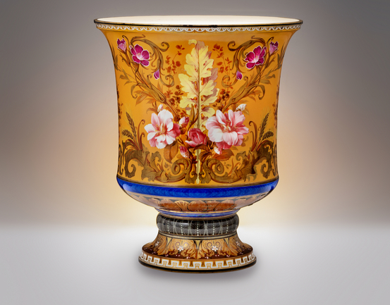 The White Porcelain ’Salamis“ Vase with Polychrome Decoration that was given to King Gojong by Marie François Sadi Carnot (1837-94), then president of France, in 1888 to celebrate the signing of the Korea-France Treaty of 1886. [NATIONAL PALACE MUSEUM OF KOREA]