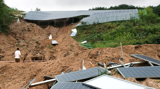 Recovery work after a landslide amid heavy rainfall takes place at a solar power plant in Daerang-dong in Jecheon, North Chungcheong, on Tuesday. [NEWS1]