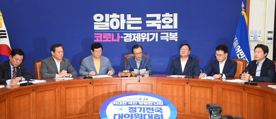 DP chairman Lee Hae-chan and other DP lawmakers discuss a fourth supplementary budget at a party meeting held Monday. [JOONGANG ILBO] 
