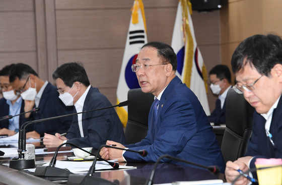 Finance Minister Hong Nam-ki speaks at a meeting with the Ministry of Economy and Finance. [NEWS1]