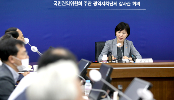 Jeon Hyun-heui, chairperson of Korea’s anticorruption watchdog, the Anti-Corruption and Civil Rights Commission (ACRC), presides over a meeting Tuesday at the ACRC in Sejong City to discuss ways to promote integrity in local government offices. [YONHAP]