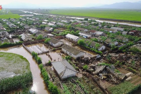 A state media photo showing a village in North Hwanghae Province flooded after heavy rains hit the area on Aug. 8. North Korean leader Kim Jong-un visited the area and ordered emergency food relief to be distributed, according to Korean Central TV. [YONHAP]