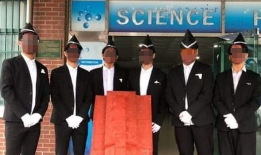 A student from Kongju High School received strong backlash for uploading a photo of students in blackface on Monday. [SCREEN CAPTURE] 