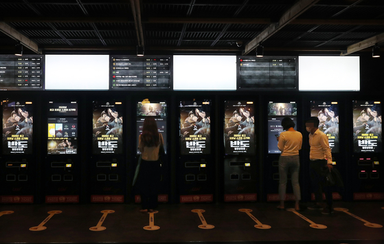Posters of zombie blockbuster "Peninsula" in a multiplex theater in Seoul. [YONHAP] 