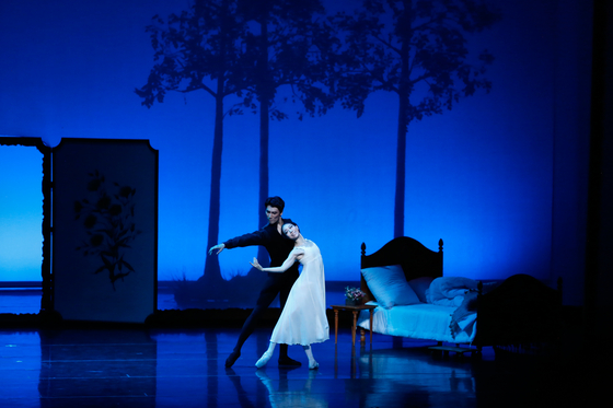 "Onegin," produced by Universal Ballet Company with celebrated choreographer John Cranko is performed at Chungmu Arts Center in central Seoul in July. [UNIVERSAL BALLET COMPANY]