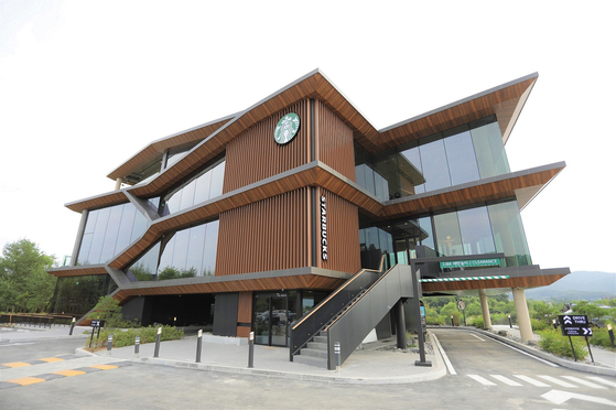Starbucks Yangpyeong DTR branch in Yangpyeong, Gyeonggi, closed Aug. 12 after a Covid-19 infected person was found to have stayed at the branch earlier in the morning. [STARBUCKS KOREA]