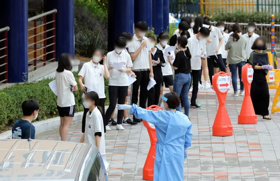 Students at Jukjeon High School in Yongin, Gyeonggi, being tested for Covid-19 on Thursday. [NEWS1]
