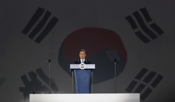 President Moon Jae-in delivers an address to commemorate the 75th anniversary of Korea's liberation from Japanese rule in 1945 at the Dongdaemun Design Plaza (DDP) in central Seoul on Saturday. [YONHAP]