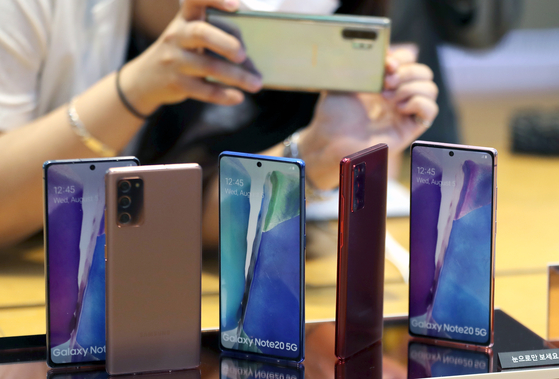 Samsung Electronics' Galaxy Note20 phablets are displayed at the company's Gangnam office in southern Seoul, on Aug. 6. [NEWS1]