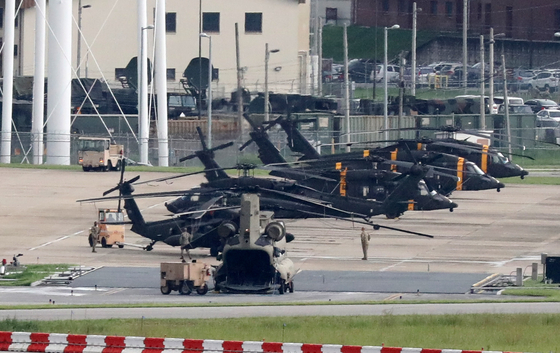 Helicopters parked at an airfield in Camp Humphreys, the headquarters of the U.S. Forces Korea (USFK), on Aug. 11, ahead of this week's combined military exercises between Seoul and Washington. [NEWS1]