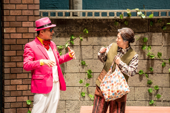 Scene from the film when Park Dong-man (played by Kim) and Lee Jeom-soon (played by Cha) meet. [SEOUL ARTS CENTER] 