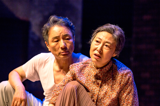 Actors Kim Myung-gon, left, and Cha Yoo-kyung portray the two elderly characters falling in love in "The Story of an Old Couple: Stage Movie," which hits the multiplex theater chain CGV on Wednesday. [SEOUL ARTS CENTER] 