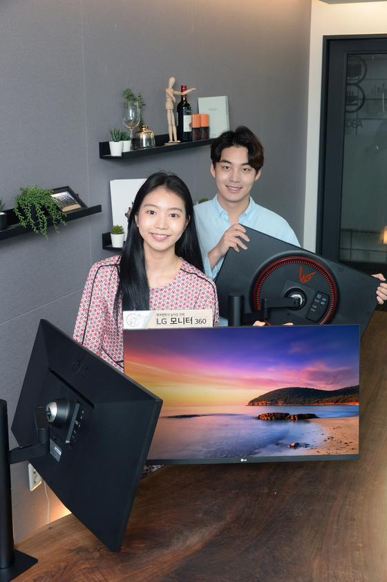 Models pose with LG Electronics' computer monitors that can rotate 360 degrees. The monitors can also be elevated or lowered by up to 13 centimeters (5 inches), or pushed sideways as far as 47 centimeters. [LG ELECTRONICS] 