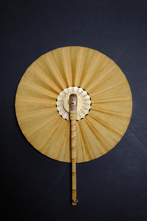 A fan created by Kim. This type of fan was used by kings and queens. Kim reproduces the fan in a smaller size. [SOLUNA LIVING]