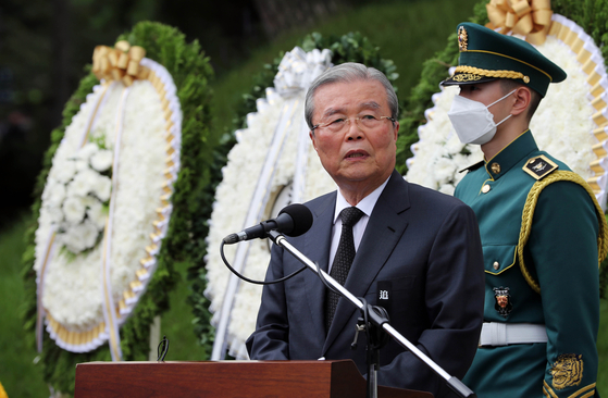 Kim Chong-in, acting head of the United Future Party, gives a speech at the memorial ceremony of the late President Kim Dae-jung at the National Cemetery in Seoul.  [YONHAP] 