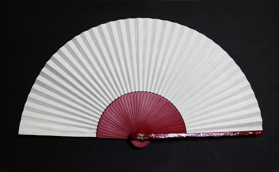 A creation of Kim's. The rib part is decorated with lacquerware inlaid with mother-of-pearl and the bamboo strips are painted with traditional red paint. [SOLUNA LIVING]