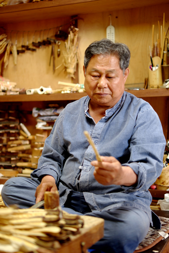 Master craftsman Kim Dong-sik, 77, produces traditional handheld foldable fans in Jeonju, North Jeolla.  [SOLUNA LIVING]