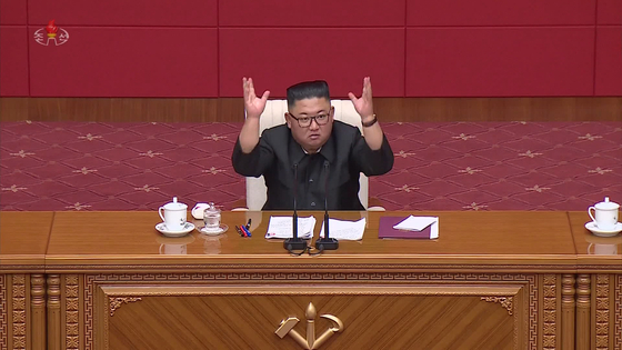 North Korean leader Kim Jong-un speaks to the Workers' Party Central Committee Political Bureau on Aug. 13, captured from Korean Central Television. Wednesday's plenary session is expected to review the decisions made by the Politburo. [YONHAP]