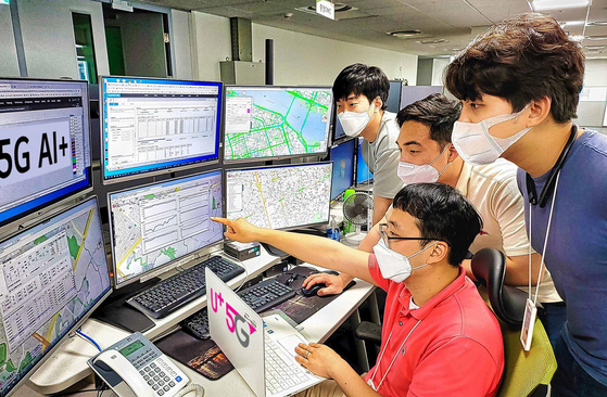 LG U+ employees operate a system that maximizes telecommunication quality through artificial intelligence (AI)-powered analysis including automatic adjustment of cell towers, which was previously done manually. LG U+ said starting Tuesday it has commenced operating its 5G AI+ system. [LG U+]