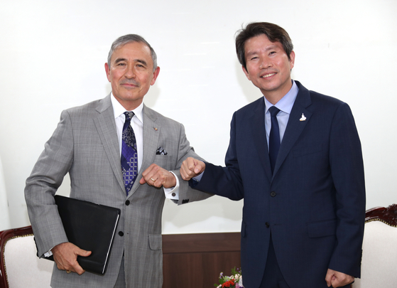 Minister of Unification Lee In-young, right, meets with U.S. Ambassador to South Korea Harry Harris at the Central Government Complex in central Seoul on Tuesday. [YONHAP]