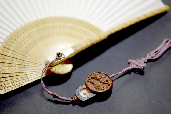 The knots that are used to attach the handle part of the fan are called seonchu. [SOLUNA LIVING]