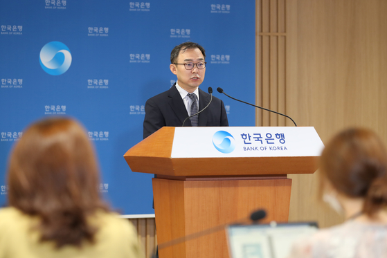 An official from the central bank explains household debt statistics at the Bank of Korea building in Jung District, central Seoul, Wednesday. [BANK OF KOREA]