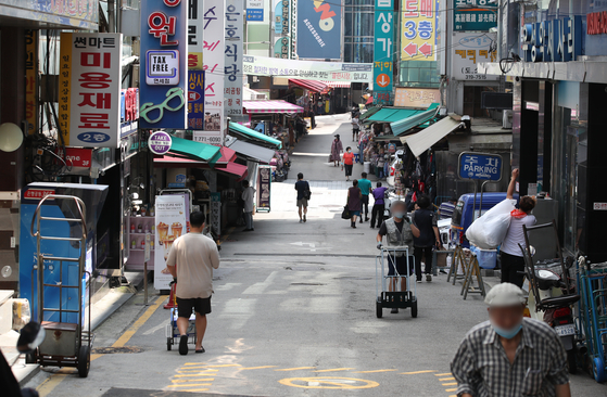Namdaemun Market, central Seoul, is quiet on Wednesday. On Aug. 10, eight merchants working at the Kennedy Complex and at least one related person tested positive for the virus. The resurgence in the metropolitan region prompted the government to raise the social distancing level in Seoul to Level 2, effective Sunday. [YONHAP]