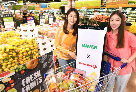 Models promote a Homeplus and Naver partnership that enables Naver shoppers to purchase Homeplus products without having to login to the retailer’s app. The service started Thursday. [HOMEPLUS]