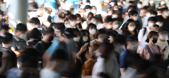 Sindorim Station is filled with commuters wearing face masks during the morning rush hour on Monday. The Seoul Metropolitan Government issued an administrative order requiring that face masks be worn in both indoor and outdoor public spaces.  [YONHAP] 