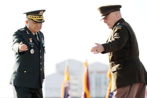 Gen. Park Han-ki, chairman of South Korea's Joint Chiefs of Staff (JCS), left, and Gen. Mark Milley, Chairman of the U.S. JCS, enter a conference at Seoul's Ministry of National Defense in November 2019. [NEWS1]
